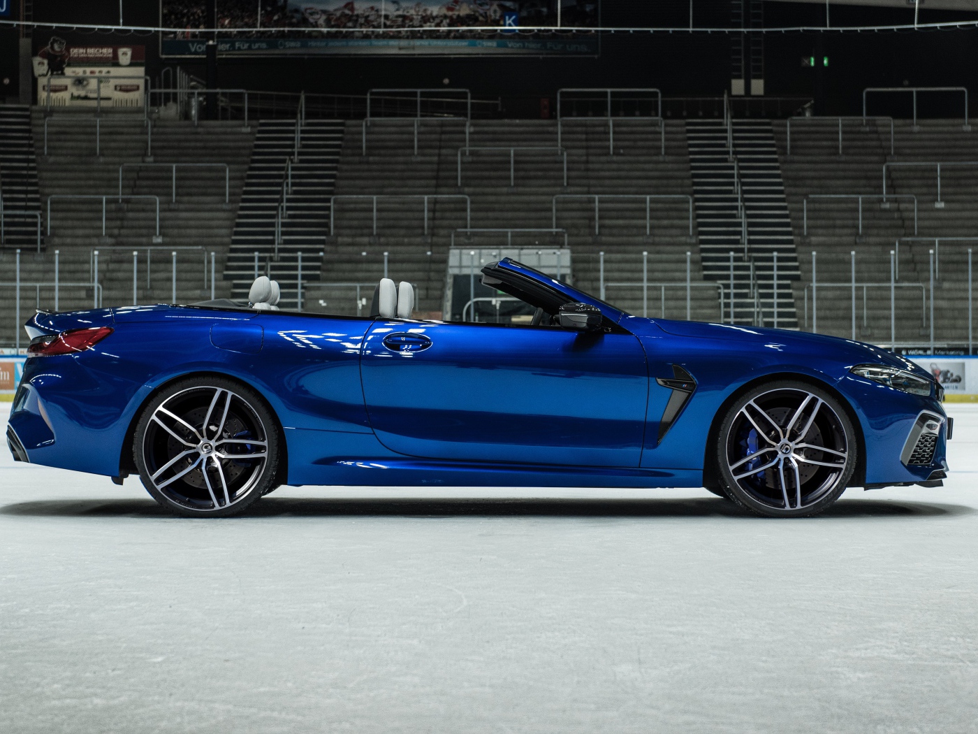 Синий автомобиль  BMW M8 Competition Cabrio 2020 года вид сзади