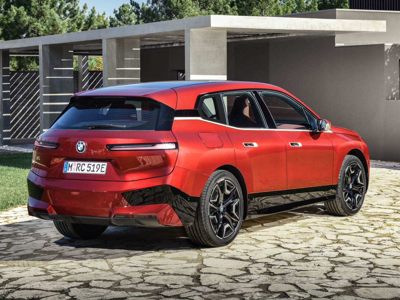 Кроссовер BMW IX Sport 2021 года вид сзади