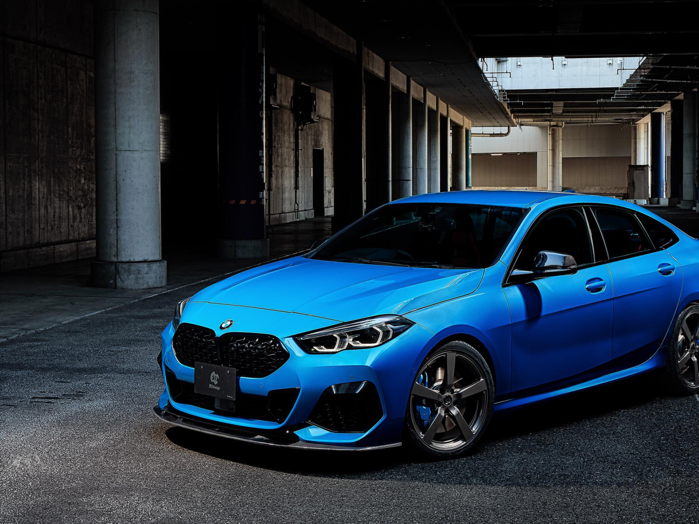 Синий автомобиль BMW 2 Series Gran Coupé 2020 года на подземной парковке