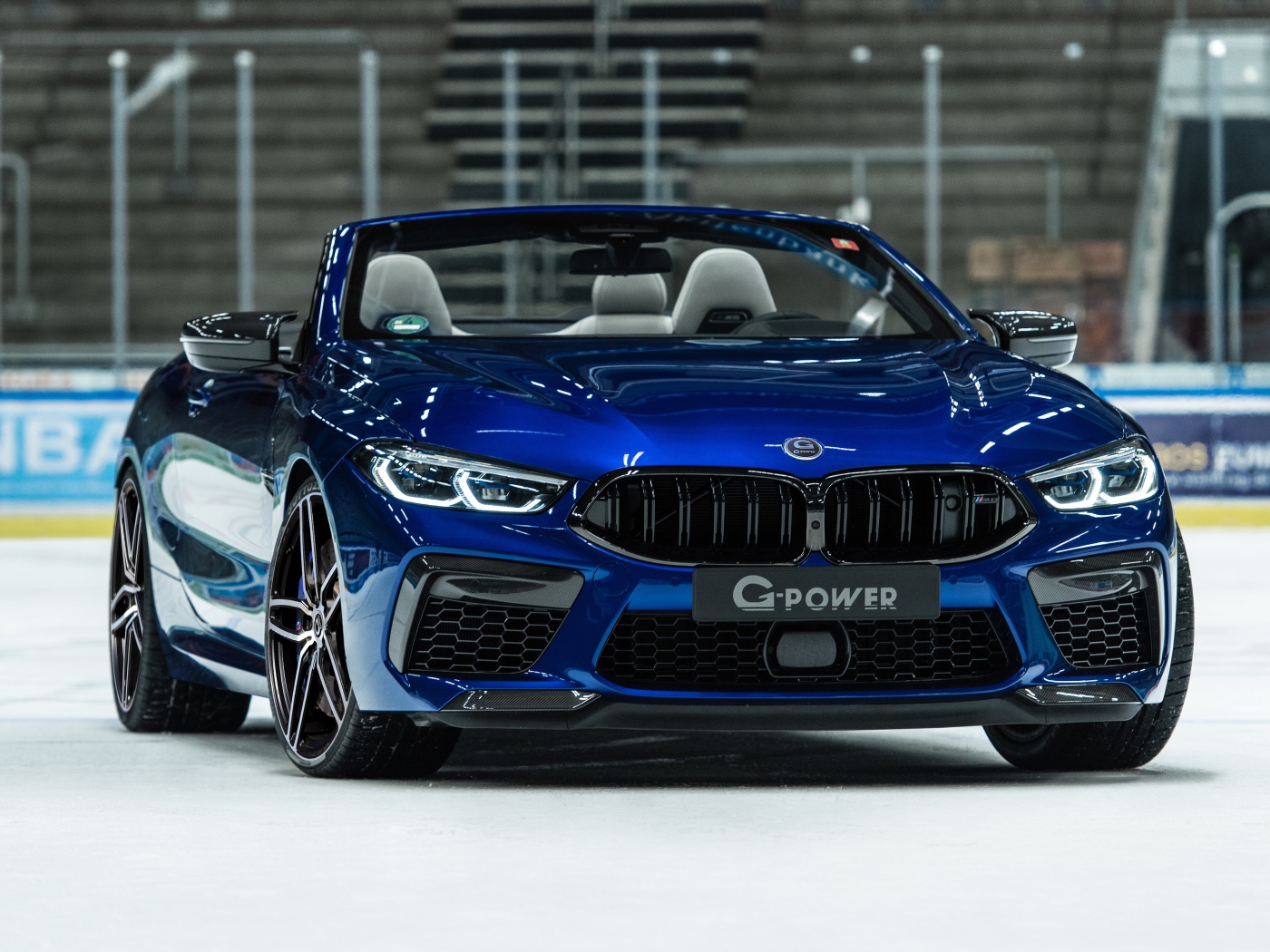 Синий автомобиль  BMW M8 Competition Cabrio 2020 на стадионе 