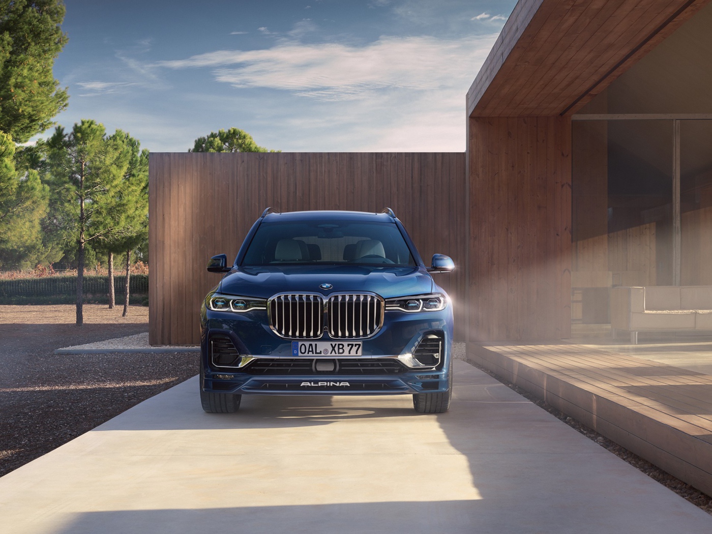 Автомобиль BMW Alpina XB7, 2021 года у дома