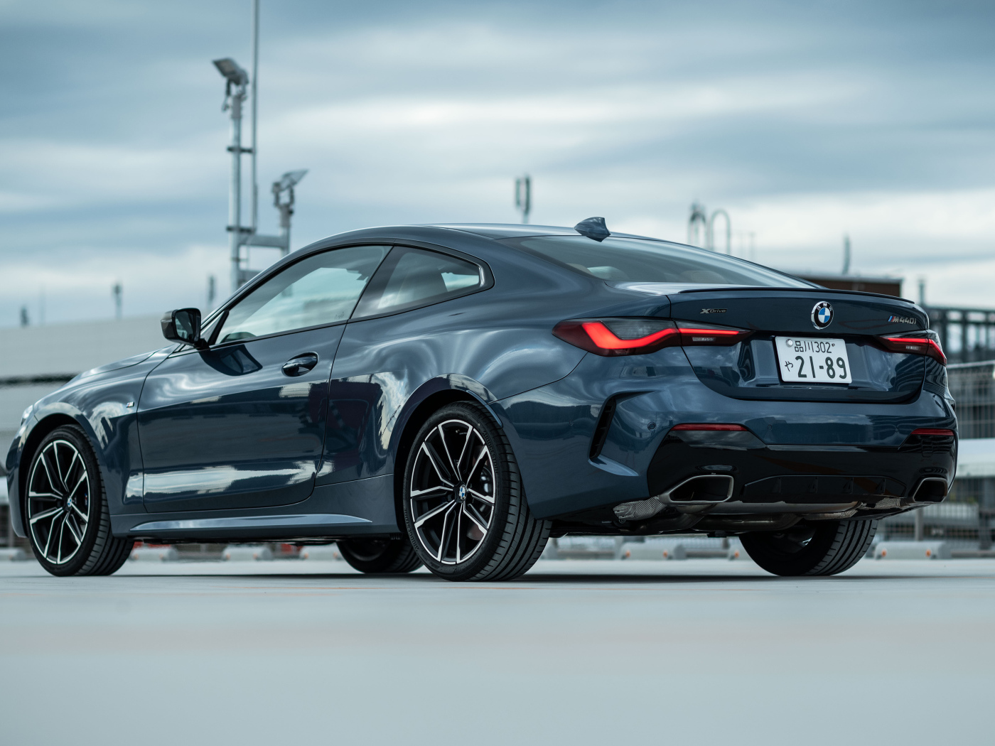 Стильный автомобиль BMW M440i XDrive Coupé 2020 года вид сзади