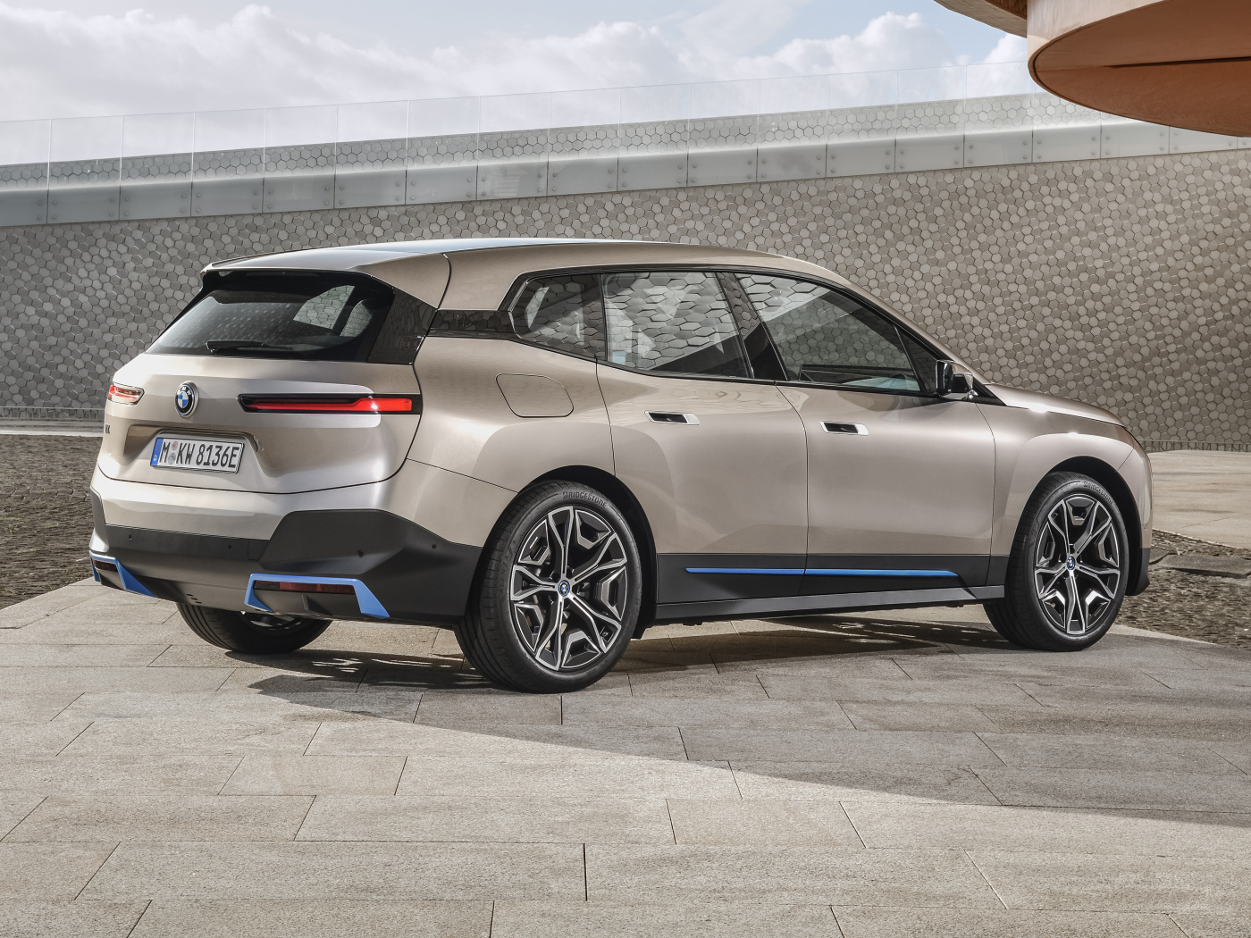 Стильный автомобиль BMW IX Sport 2021  года вид сзади