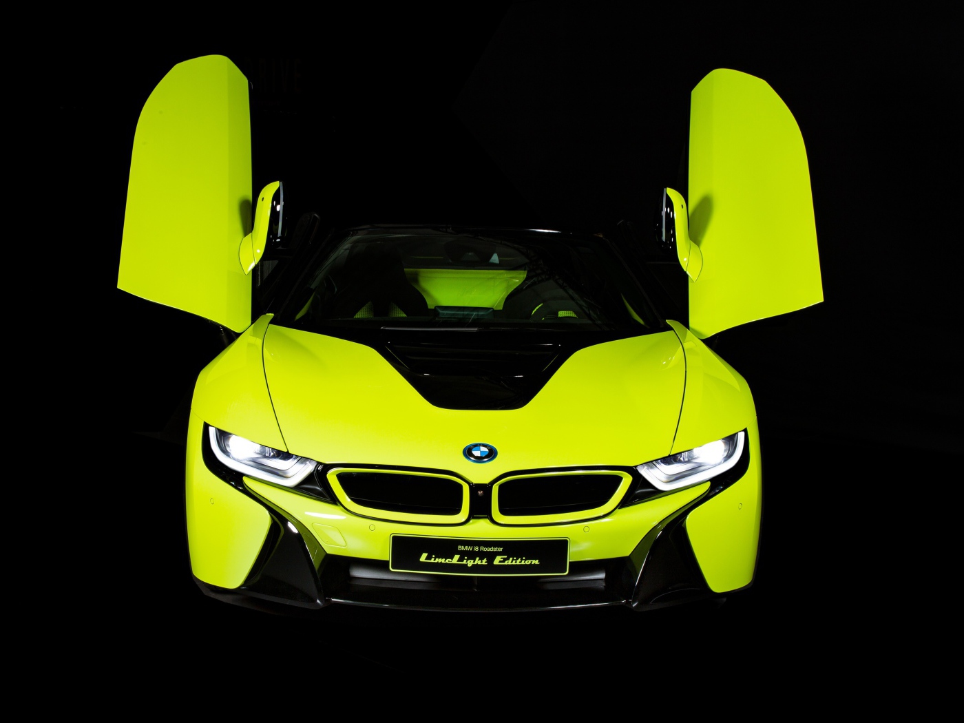 Желтый BMW I8 Roadster, 2019 года с открытыми дверями