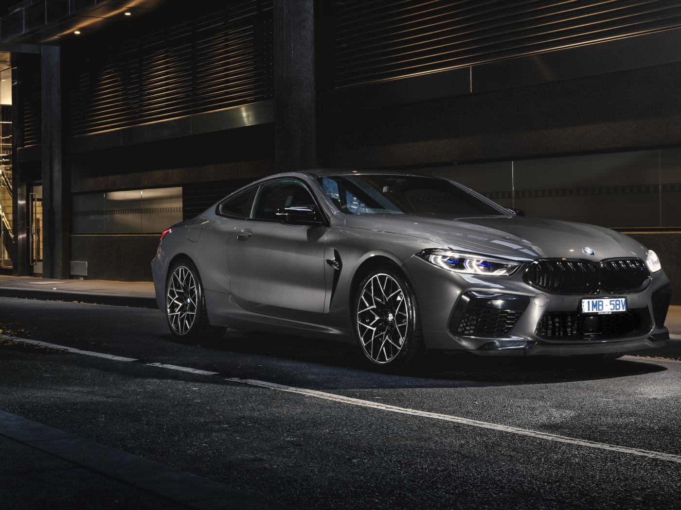 Автомобиль BMW M8 Competition Coupe 2020 года на улице города