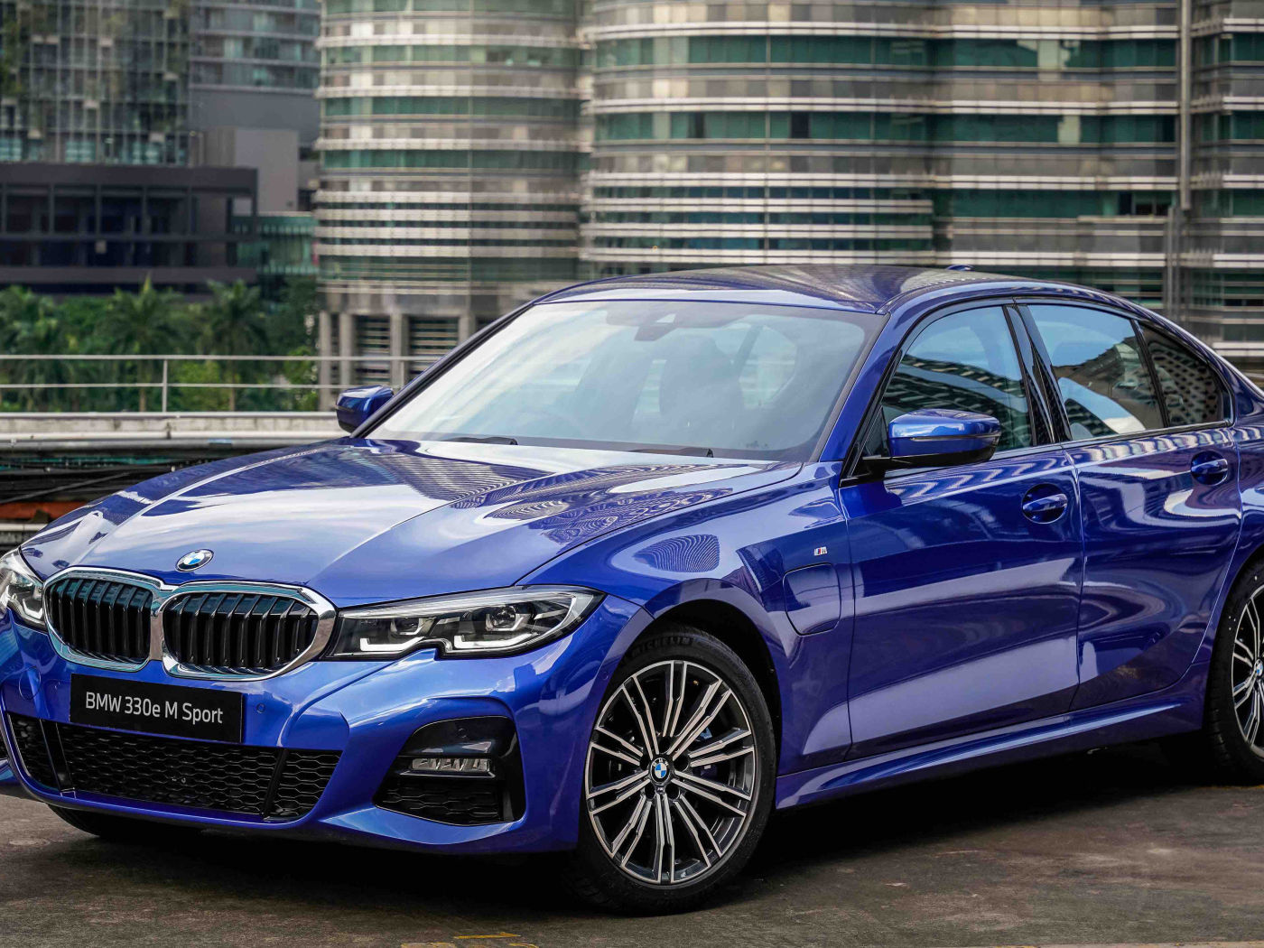 Синий автомобиль BMW 330e M Sport 2021 года