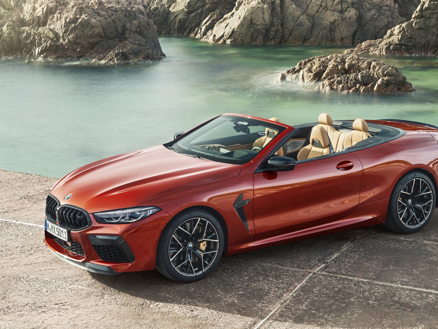 Красный кабриолет BMW M8, 2019 года у воды