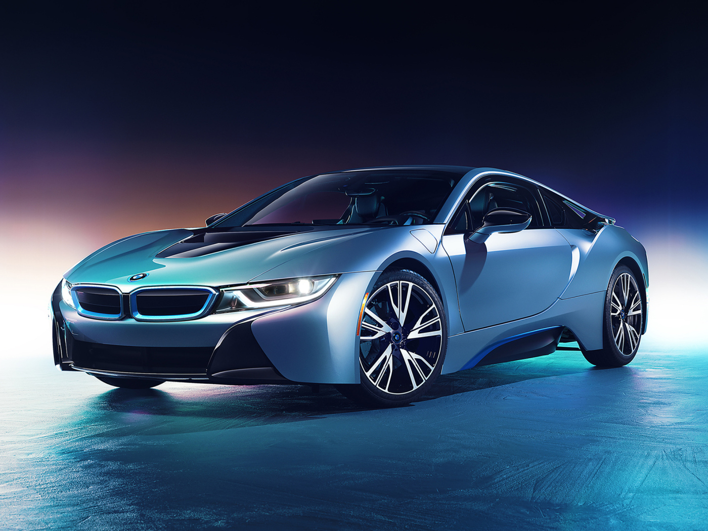 Серебристый автомобиль BMW I8 CGI