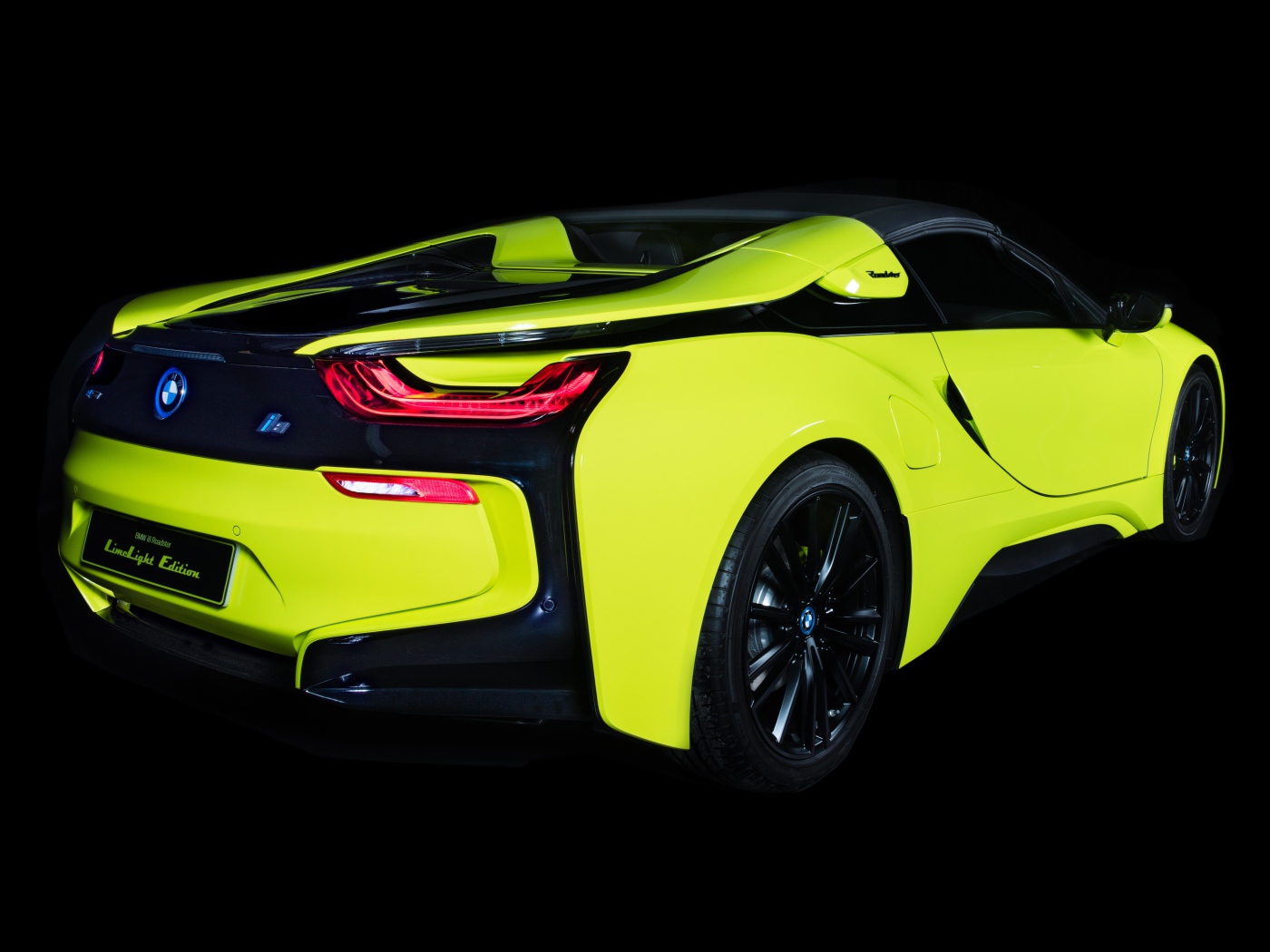 Спортивный автомобиль BMW I8 Roadster, 2019 года на черном фоне