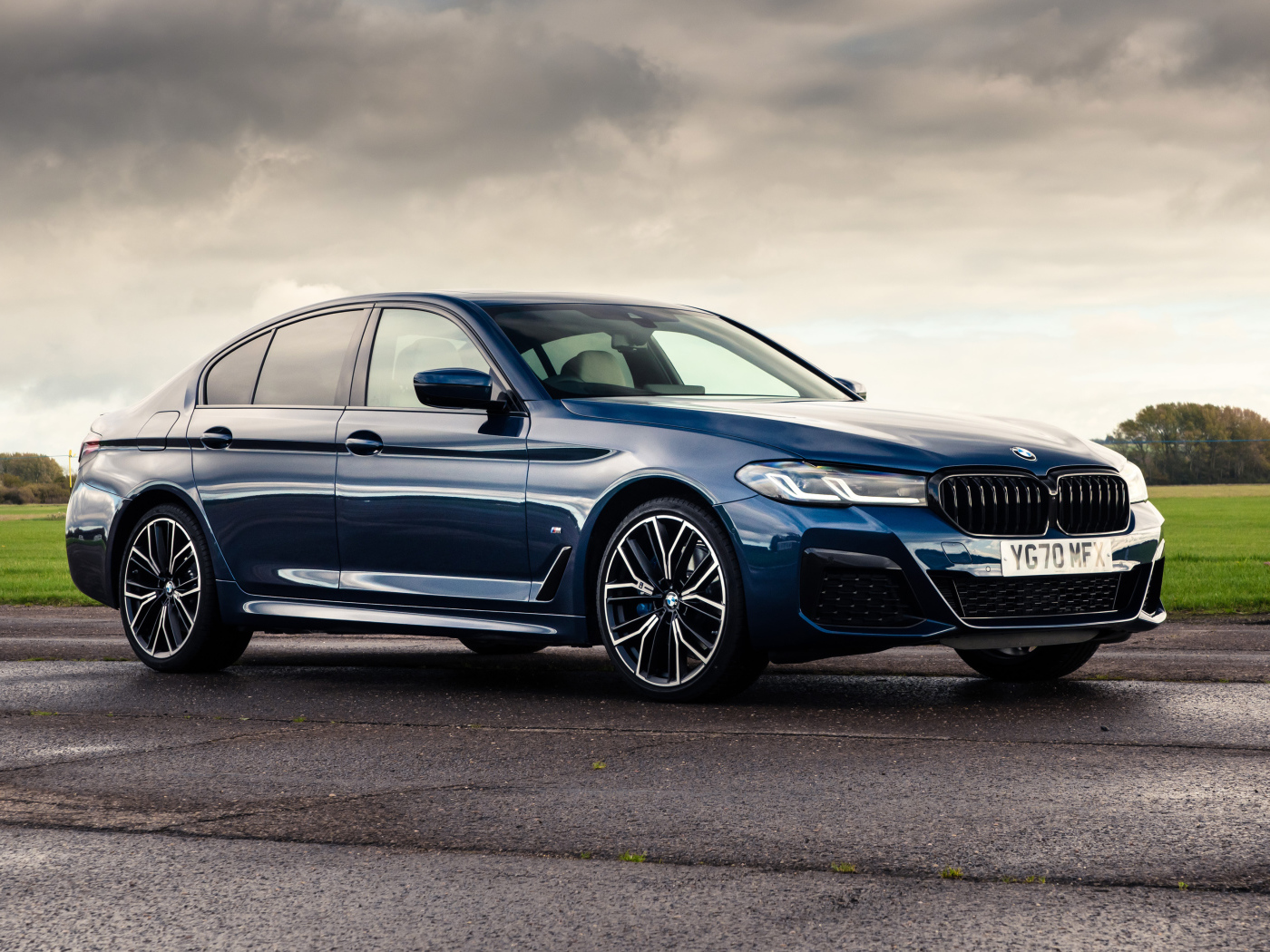 Стильный BMW 530e XDrive M Sport 2020 года на фоне грозового неба