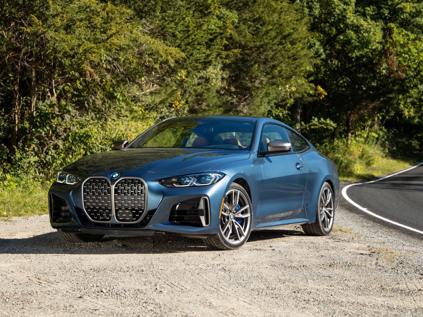 Стильный автомобиль  BMW M440i XDrive Coupe на дороге 