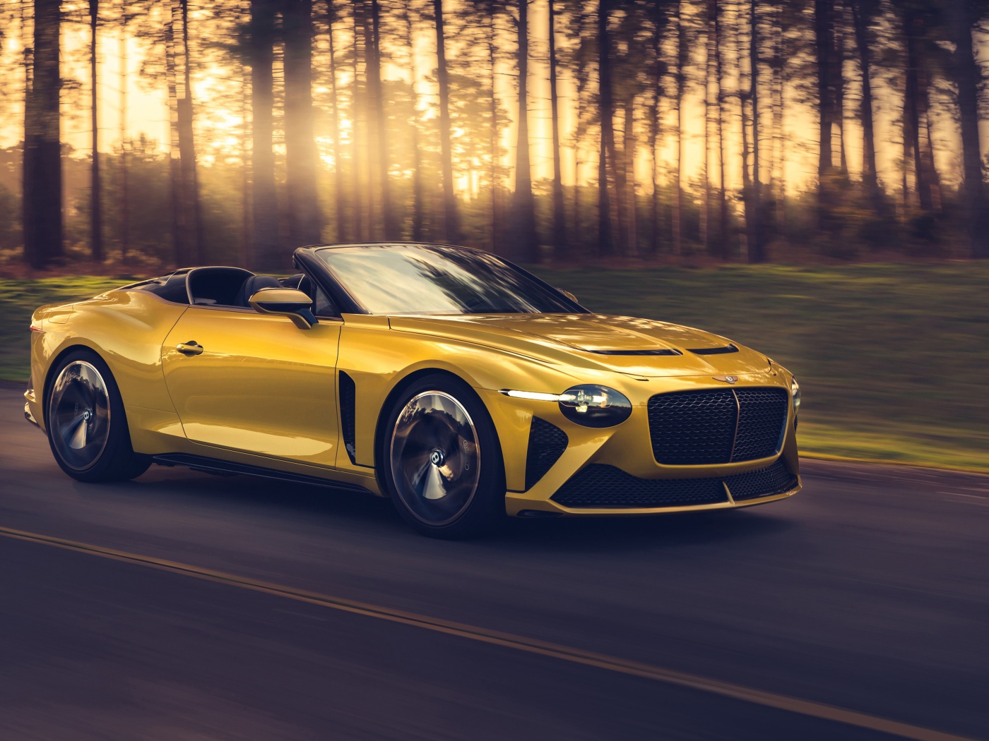 Желтый автомобиль Bentley Mulliner Bacalar 2020 года на трассе 