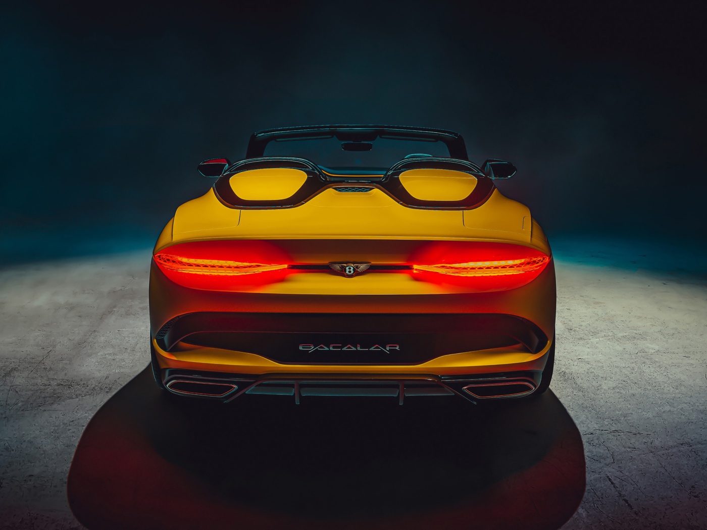 Желтый автомобиль Bentley Mulliner Bacalar 2020 года вид сзади