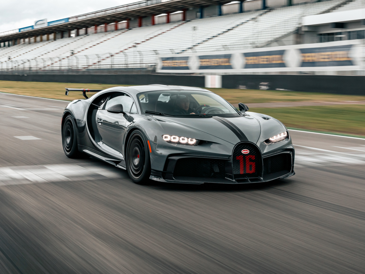 Черный Bugatti Chiron Pur Sport 2020 года на гонках