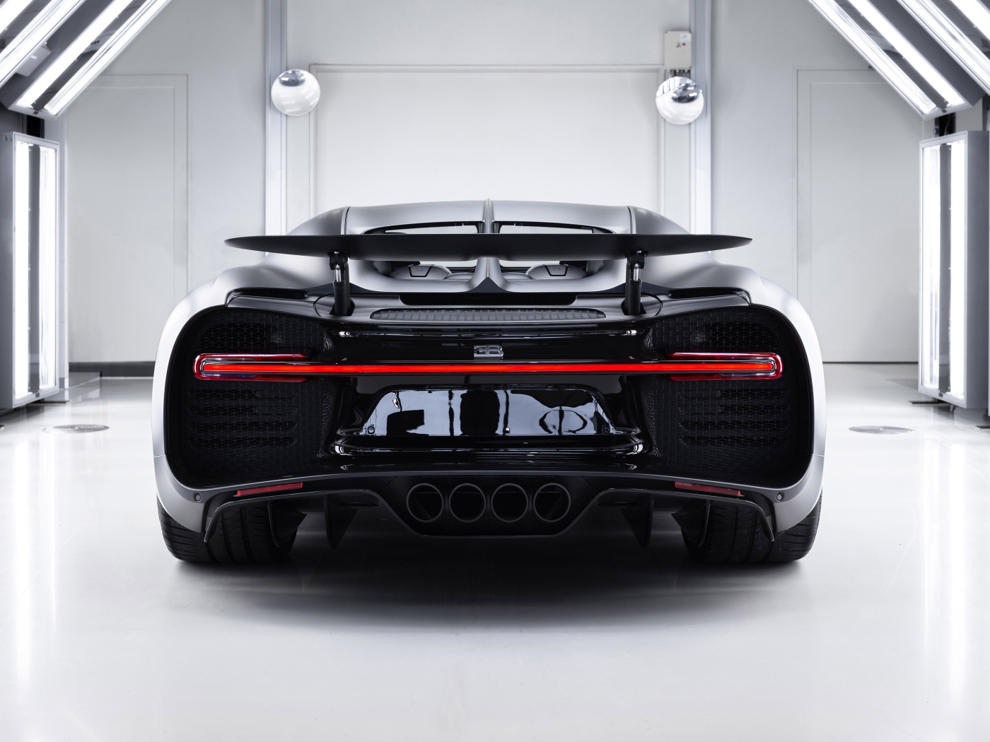 Автомобиль Bugatti Chiron Noire 2020 года вид сзади