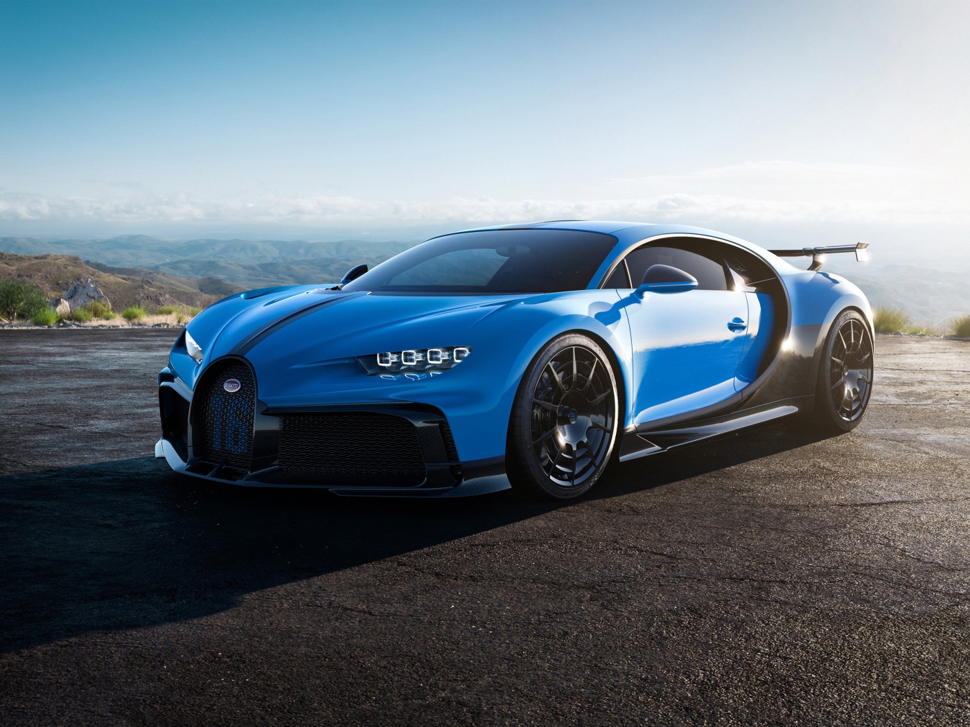 Синий автомобиль Bugatti Chiron Pur Sport 2020 года 