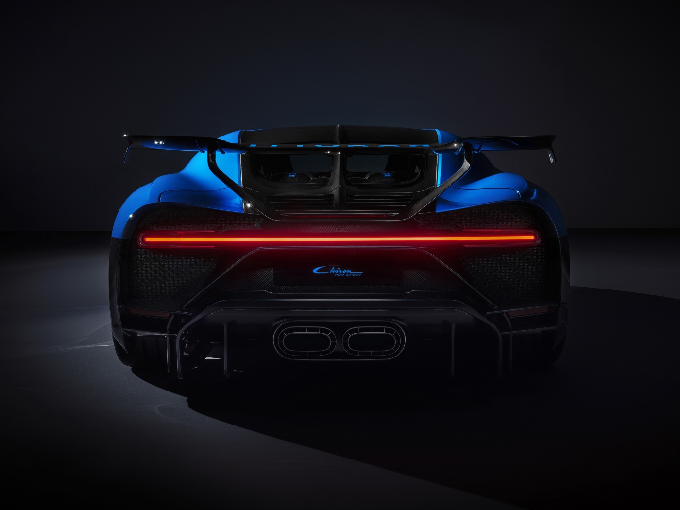 Синий автомобиль Bugatti Chiron Pur Sport 2020 года вид сзади