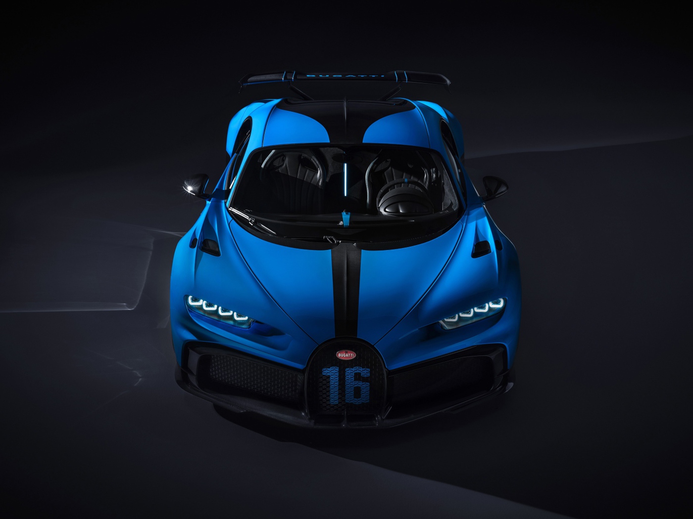 Спортивный автомобиль Bugatti Chiron Pur Sport 2020 года на сером фоне