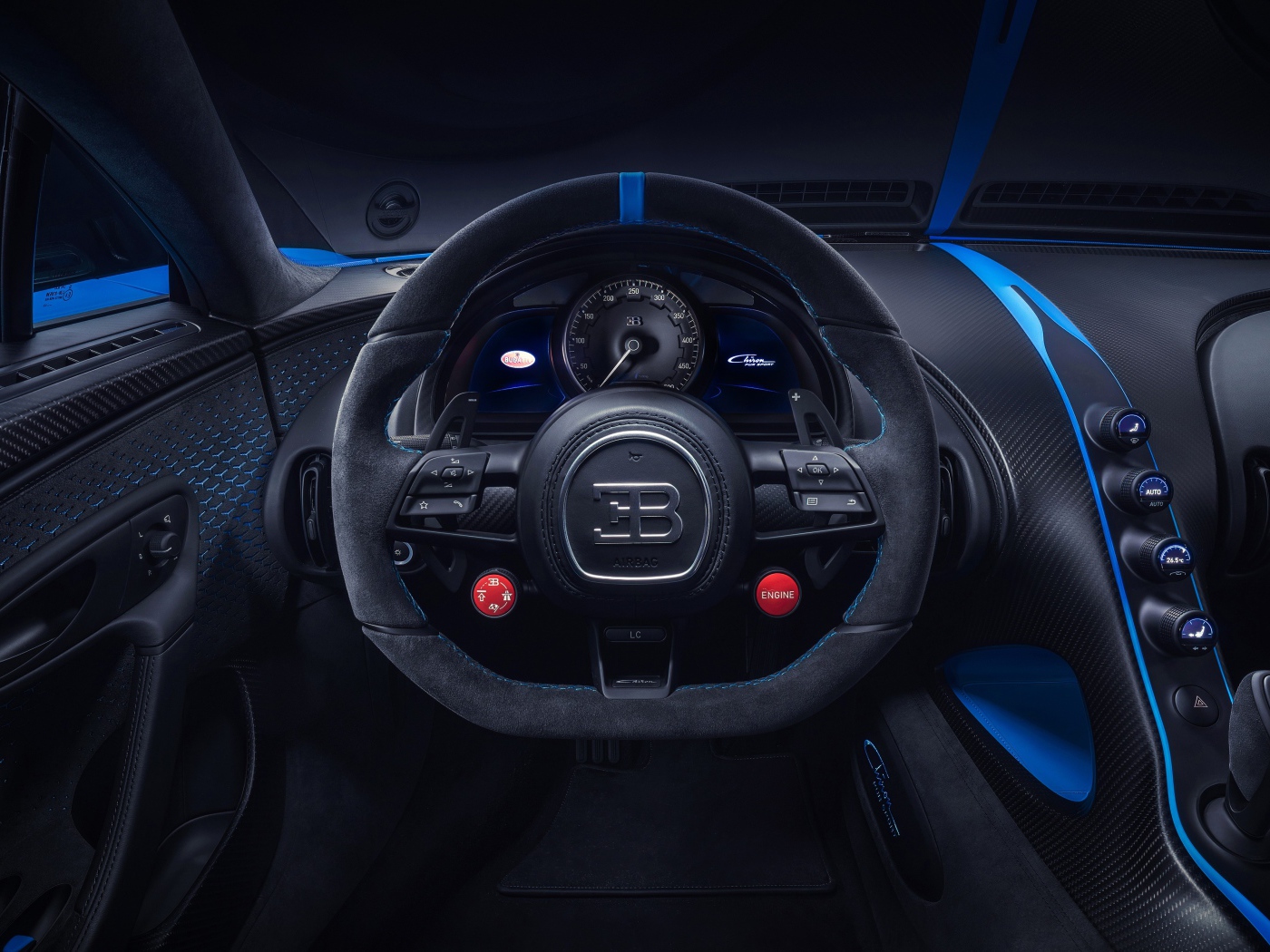 Черный салон автомобиля Bugatti Chiron Pur Sport 2020 года