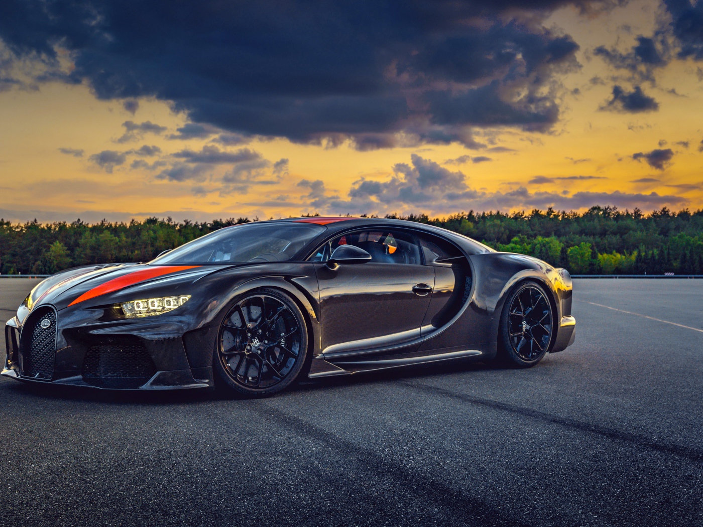 Черный автомобиль Bugatti Chiron 2019  года на фоне неба