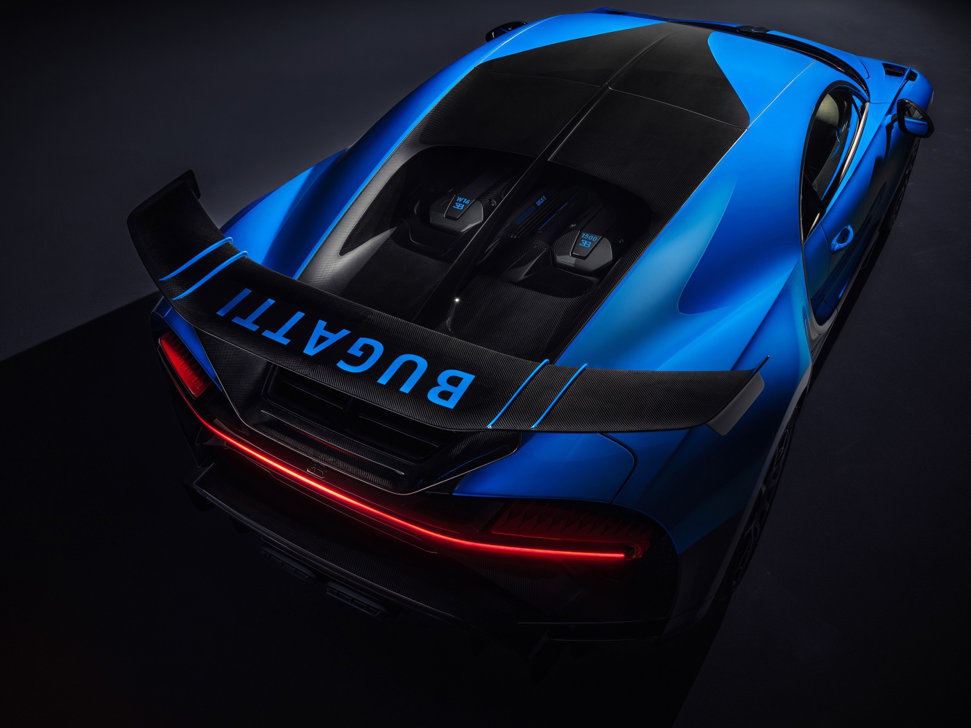 Голубой автомобиль Bugatti Chiron Pur Sport 2020 года вид сверху 
