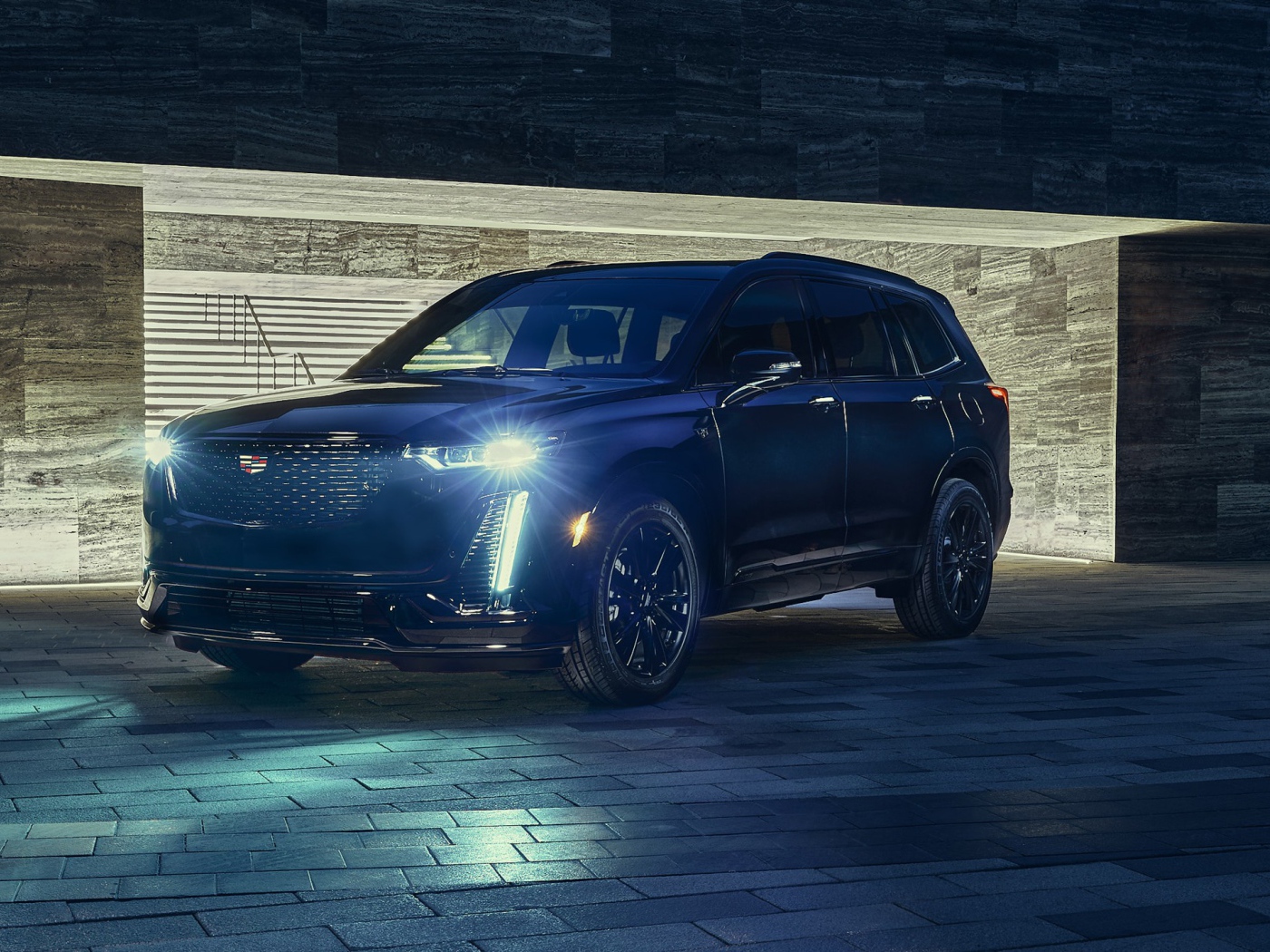 Черный кадилак Cadillac XT6 Midnight Edition 2020 года с включенными фарами 