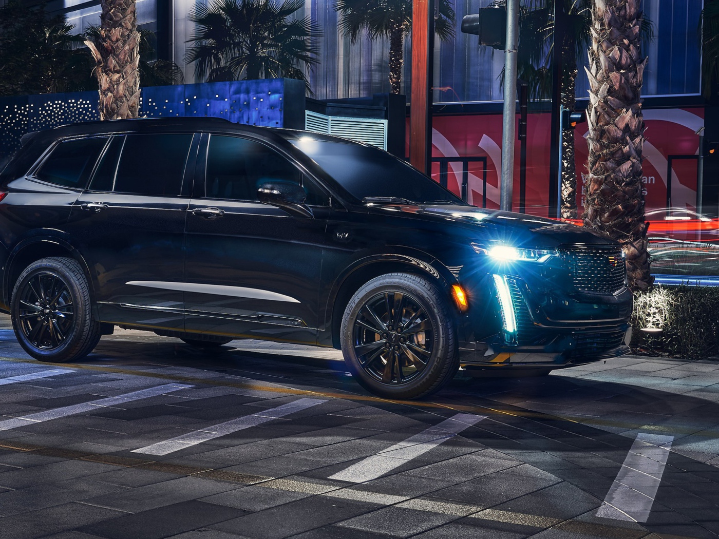 Большой черный Cadillac XT6 Midnight Edition 2020 года на ночной улице 
