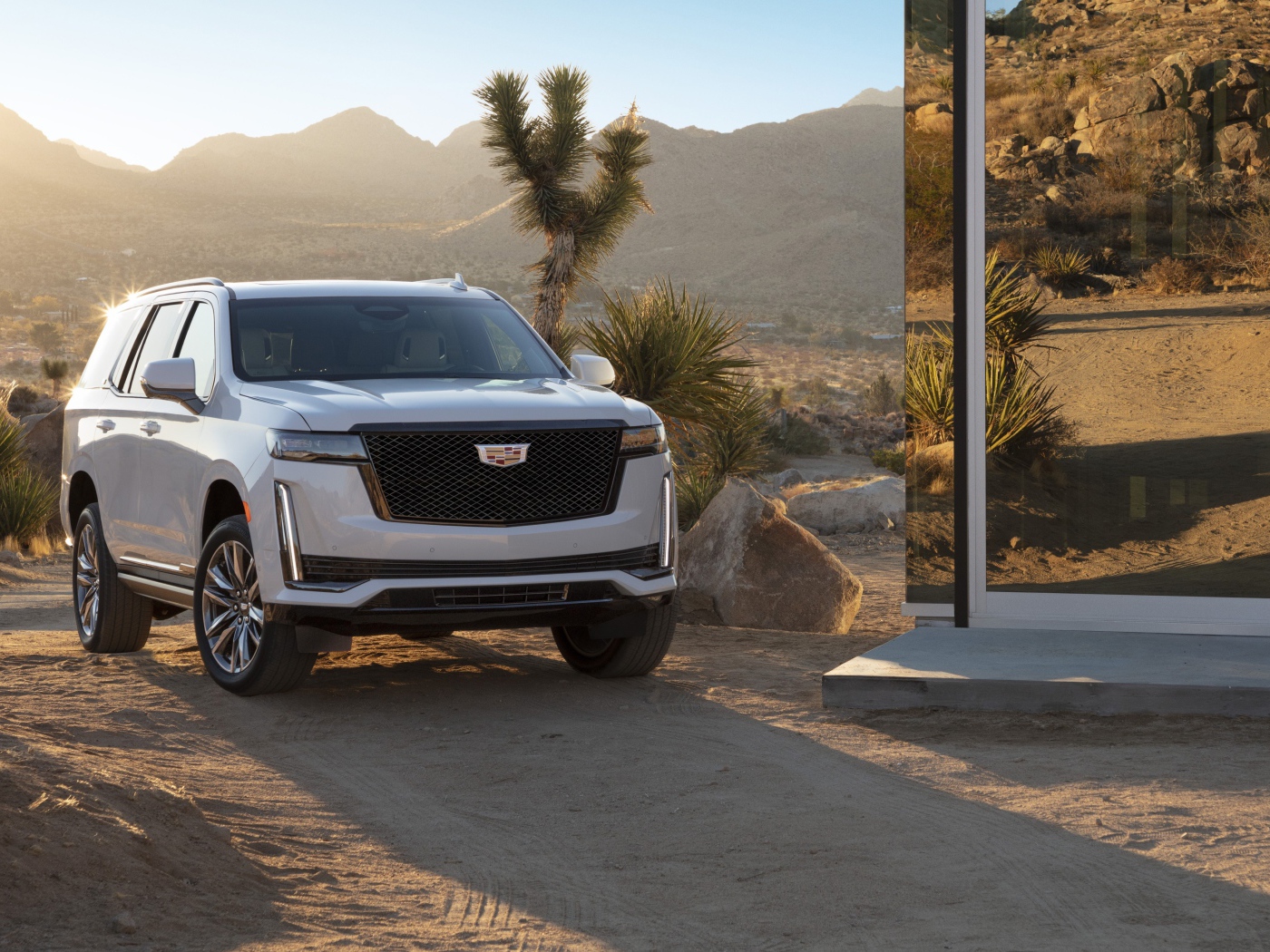 Внедорожник  Cadillac Escalade Platinum Sport, 2021 года у зеркального здания