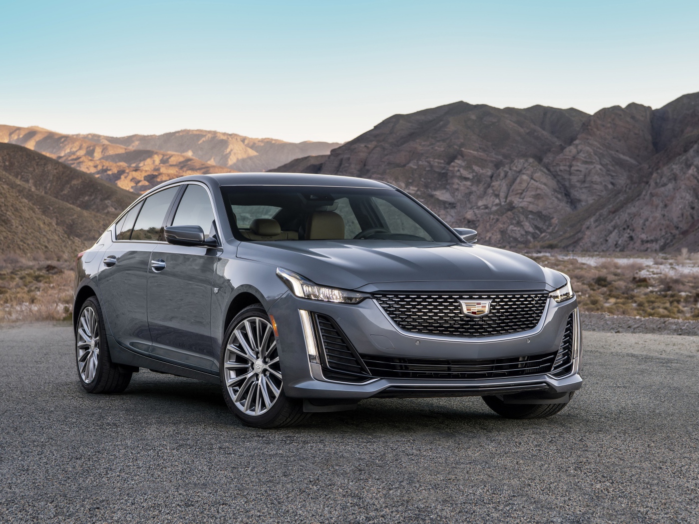 Серебристый автомобиль Cadillac CT5 Premium, 2020 года на фоне гор 