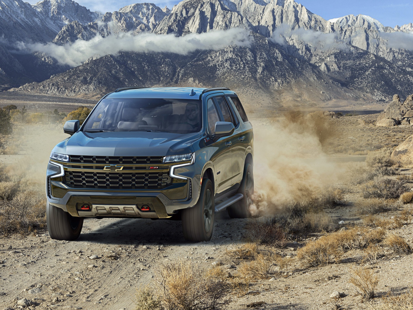 Черный внедорожник Chevrolet Tahoe Z71, 2021 года в горах