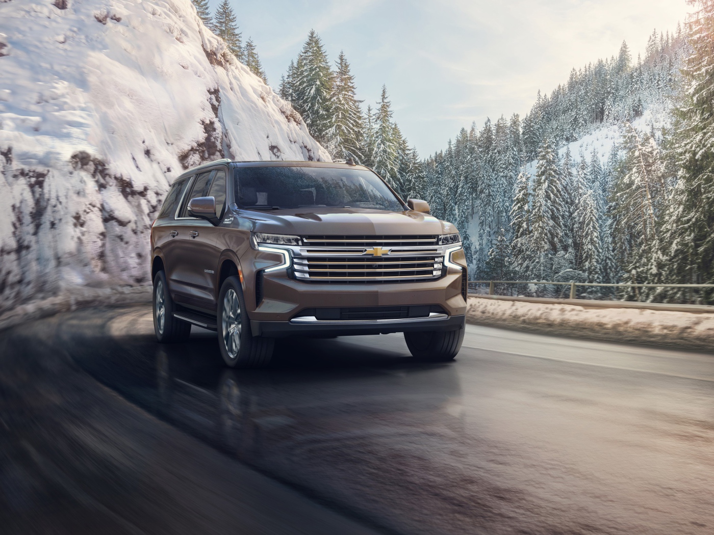 Внедорожник Chevrolet Suburban на фоне заснеженного леса, 2021 года