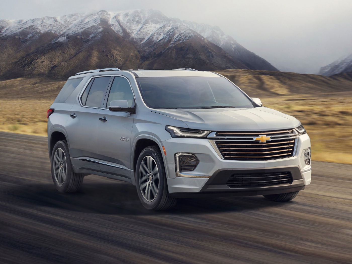 Внедорожник Chevrolet Traverse, 2021 года на фоне гор 