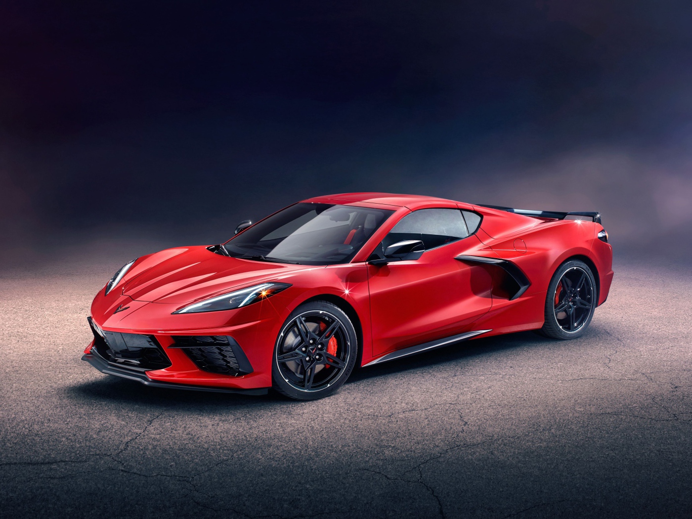Красный автомобиль Chevrolet Corvette Stingray Z51 Preserial  на сером фоне