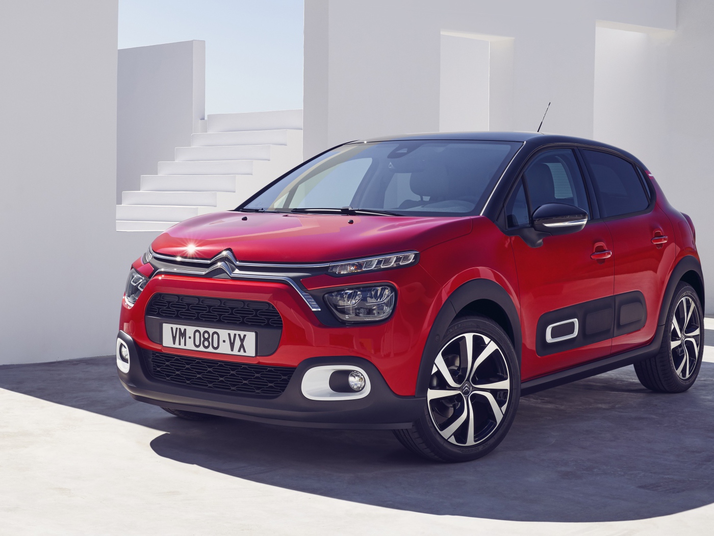 Красный внедорожник Citroen C3, 2020 года в лучах солнца