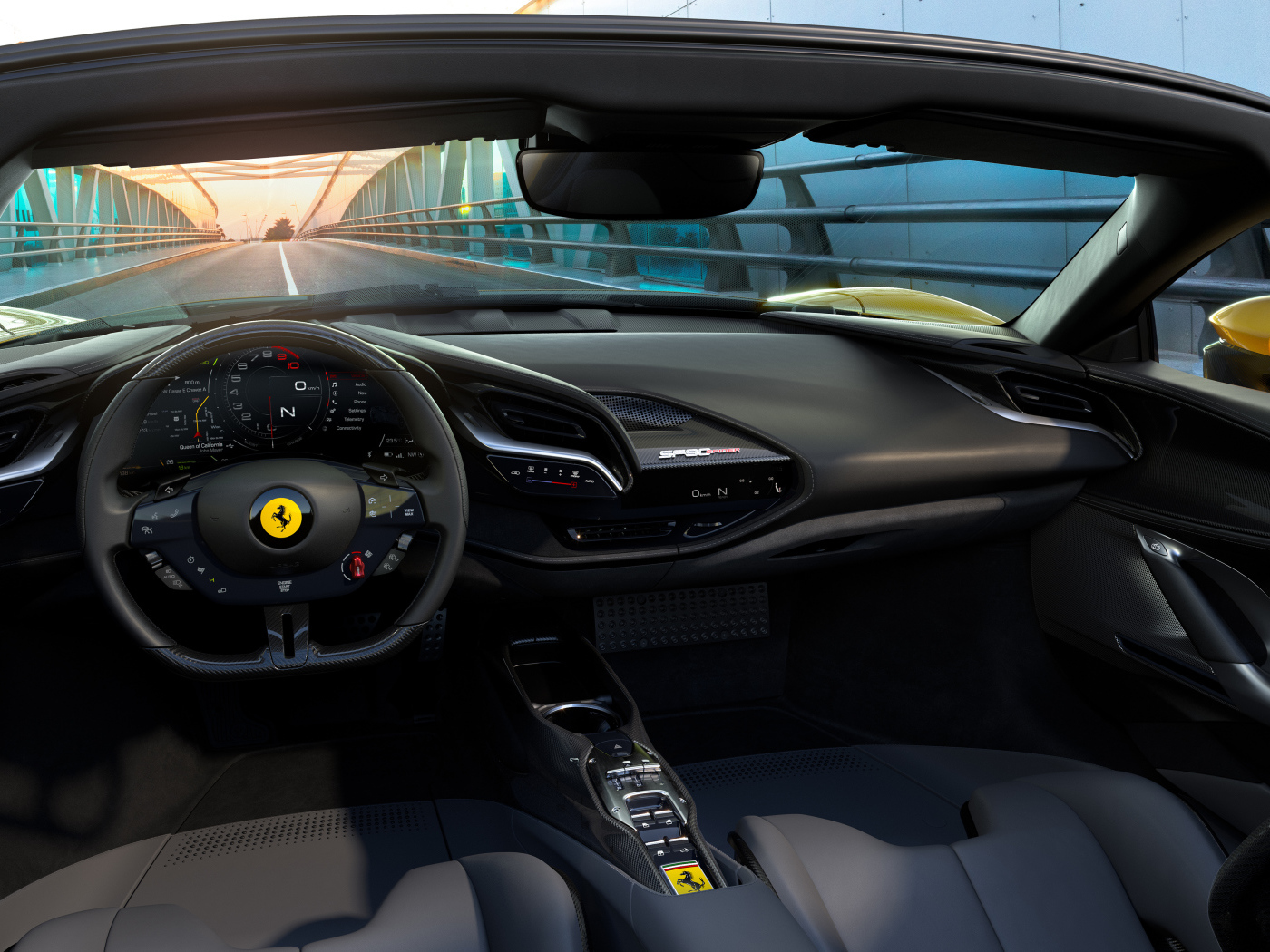 Черный салон автомобиля Ferrari SF90 Spider 2021 года