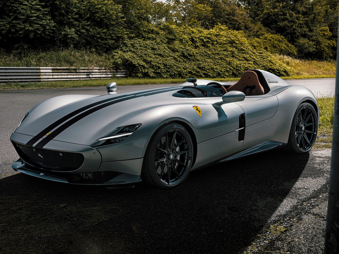 Новый автомобиль  Ferrari Monza SP1 2020 года в парке