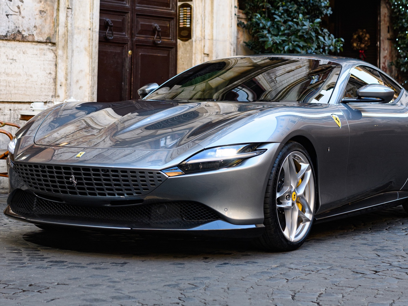 Серебристый автомобиль Ferrari Roma 2020 года 