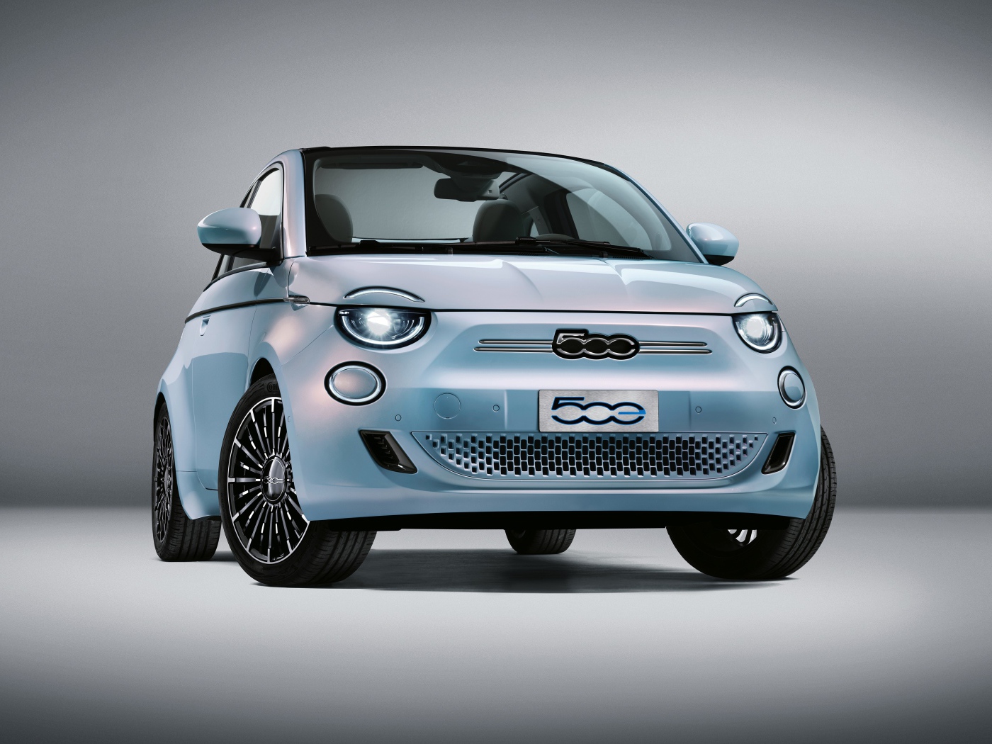 Маленький автомобиль Fiat 500 La Prima France Cabrio 2020 года на сером фоне