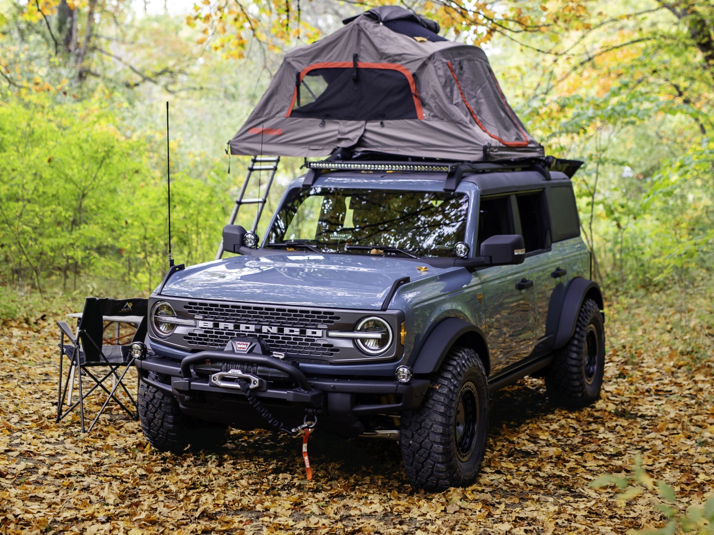 Внедорожник Ford Bronco Overland Concept 2020 года в лесу с палаткой 