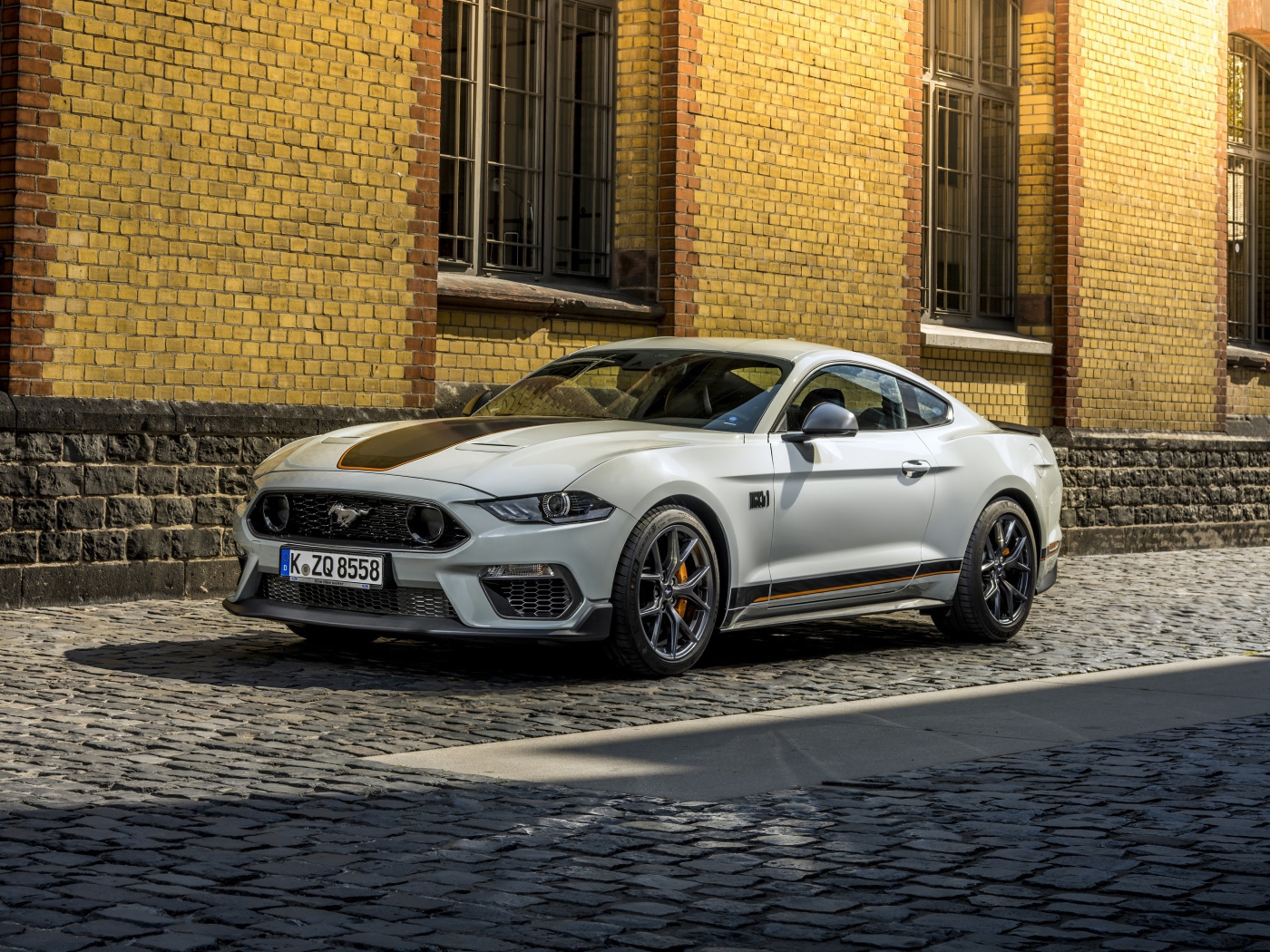 Белый автомобиль Ford Mustang Mach 1 2021 года на улице