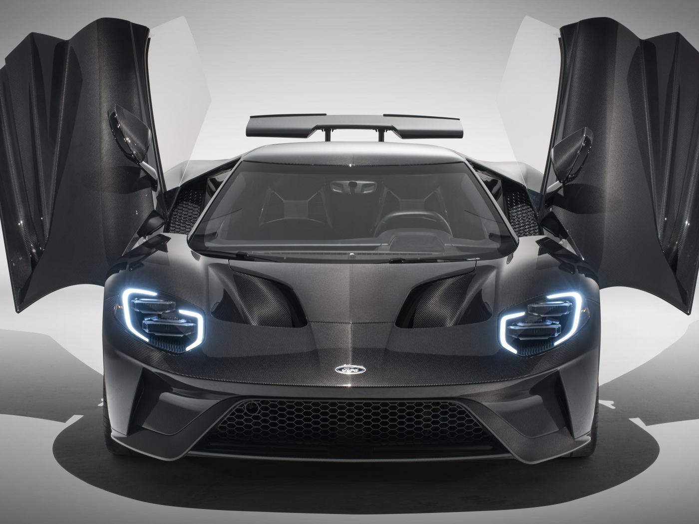 Автомобиль Ford GT Liquid Carbon, 2020 года с открытыми дверями