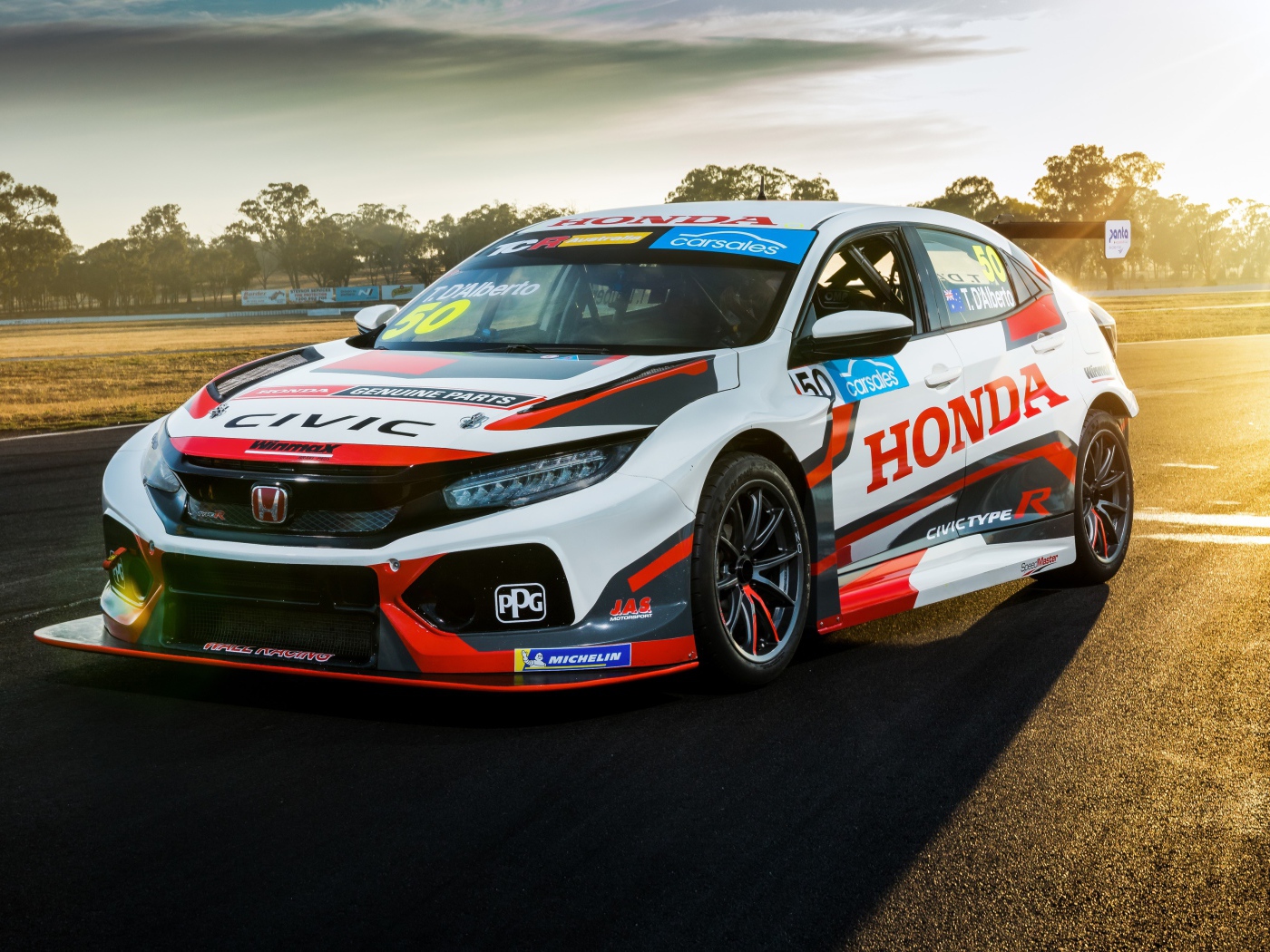 Гоночный автомобиль Honda Civic Type R TCR 2020 года на трассе