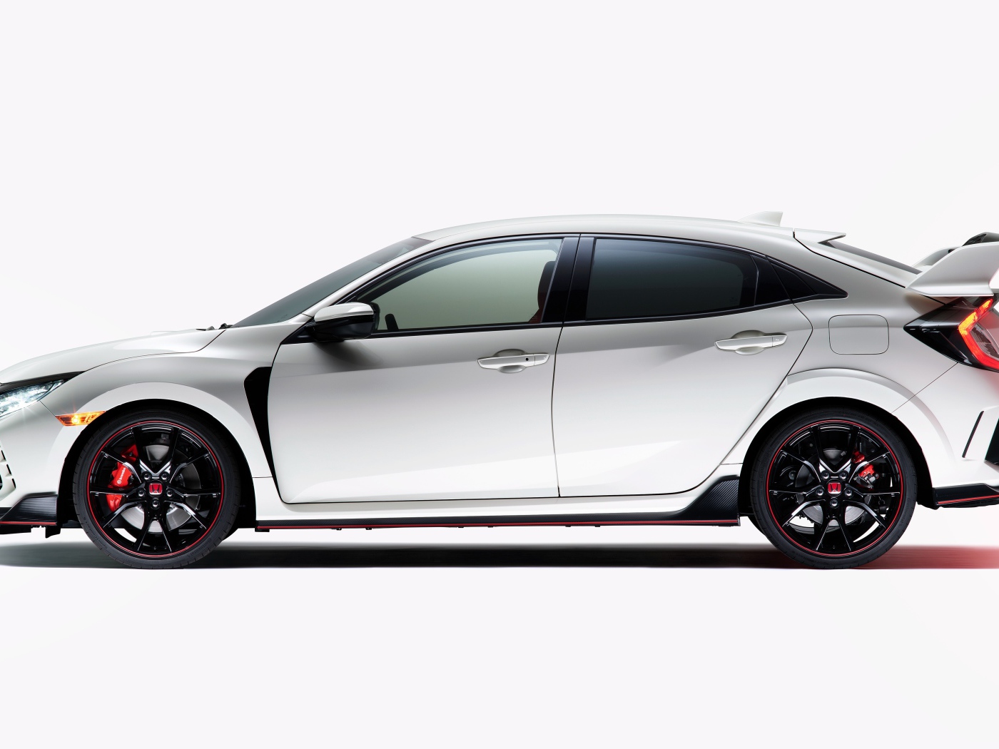 Автомобиль Honda Civic Type R 2020 года вид сбоку на белом фоне