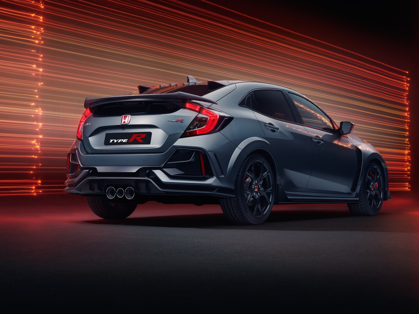 Серебристый автомобиль Honda Civic Type R Sport Line 2020 года вид сзади