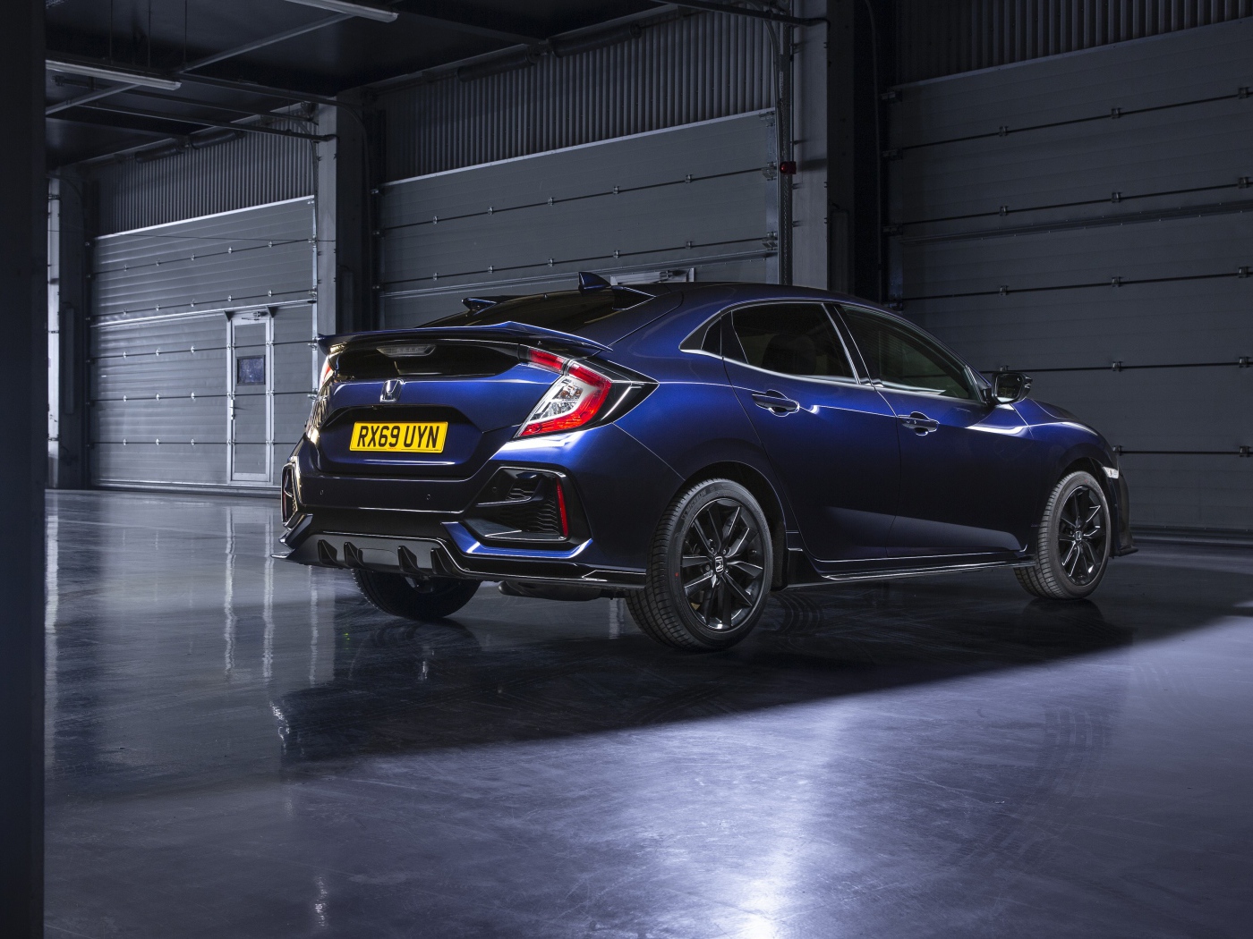 Синий хэтчбек Honda Civic  2019 года в гараже