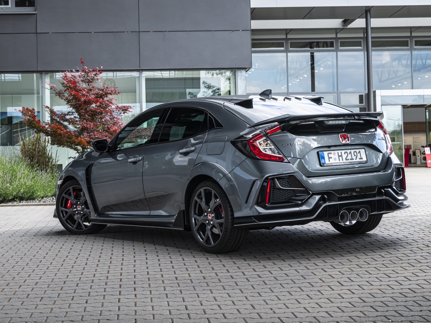 Серый автомобиль Honda Civic Type R Sport Line вид сзади