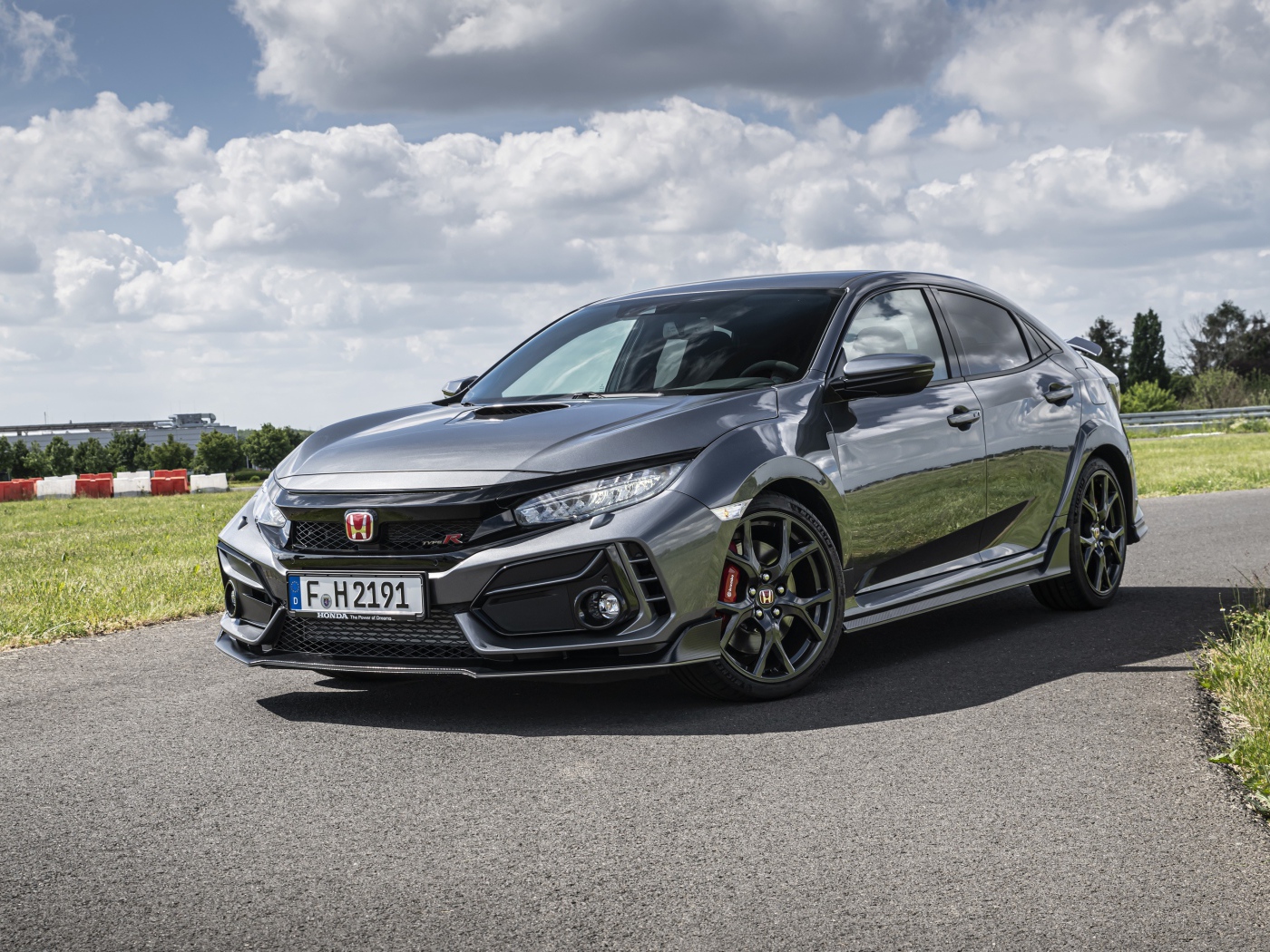 Автомобиль Honda Civic Type R Sport Line на фоне неба 