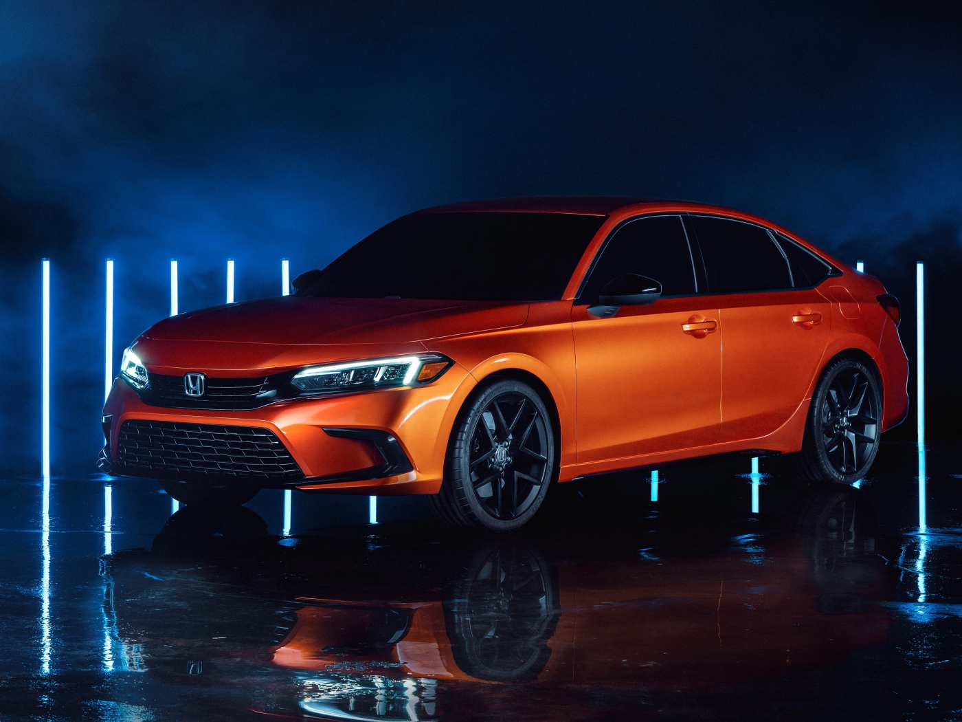 Оранжевый автомобиль  Honda Civic, 2022 года вид спереди