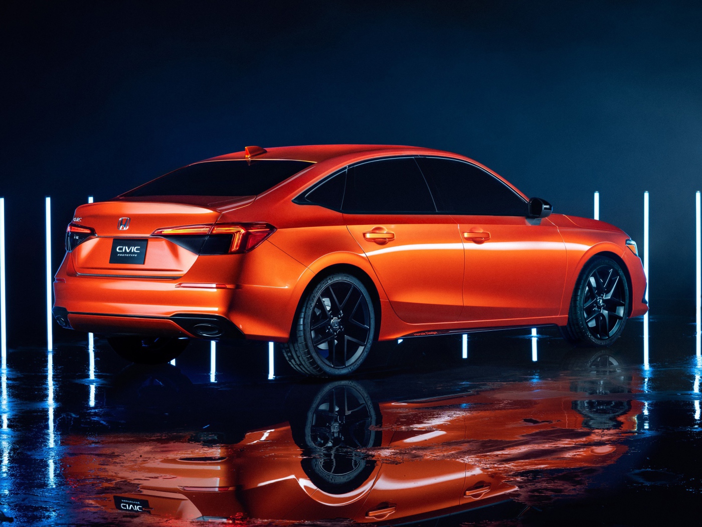 Оранжевый автомобиль  Honda Civic, 2022 года вид сзади