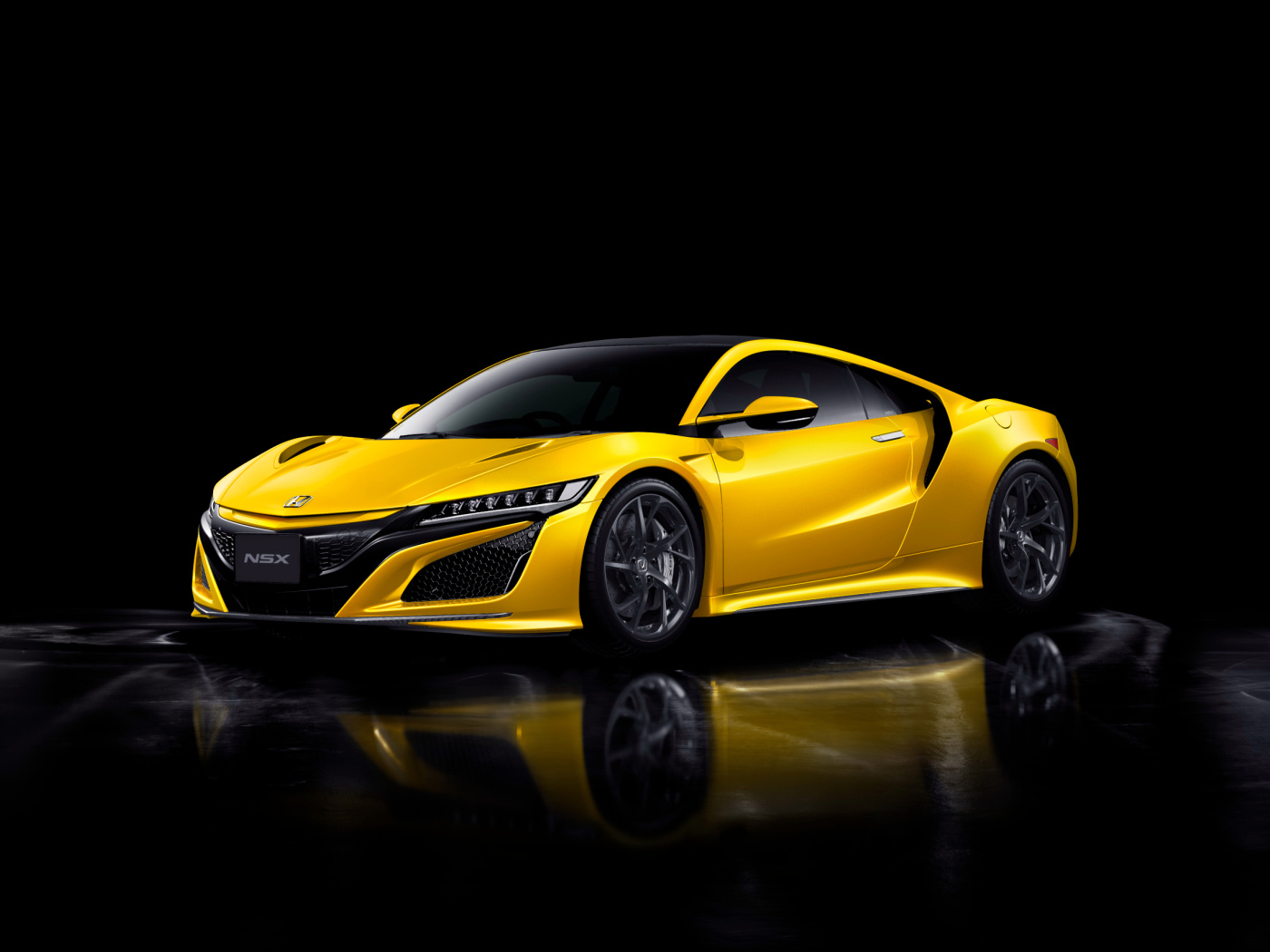 Желтый автомобиль Honda NSX на черном фоне